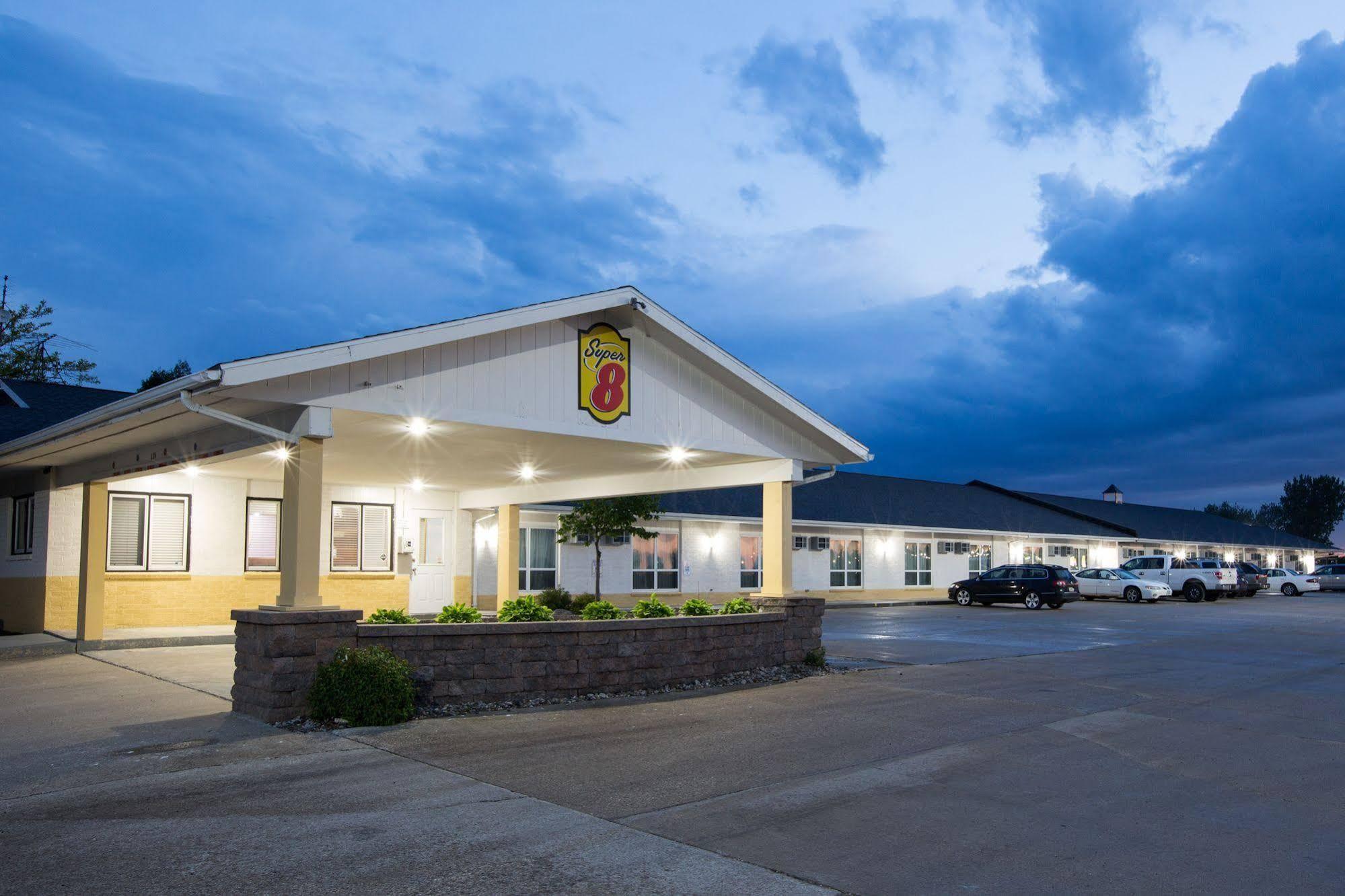 Super 8 By Wyndham Williams Hotel Exterior photo